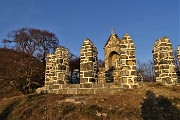 89 Il tempietto con l'edicola della Madonna e i 'dolmen'